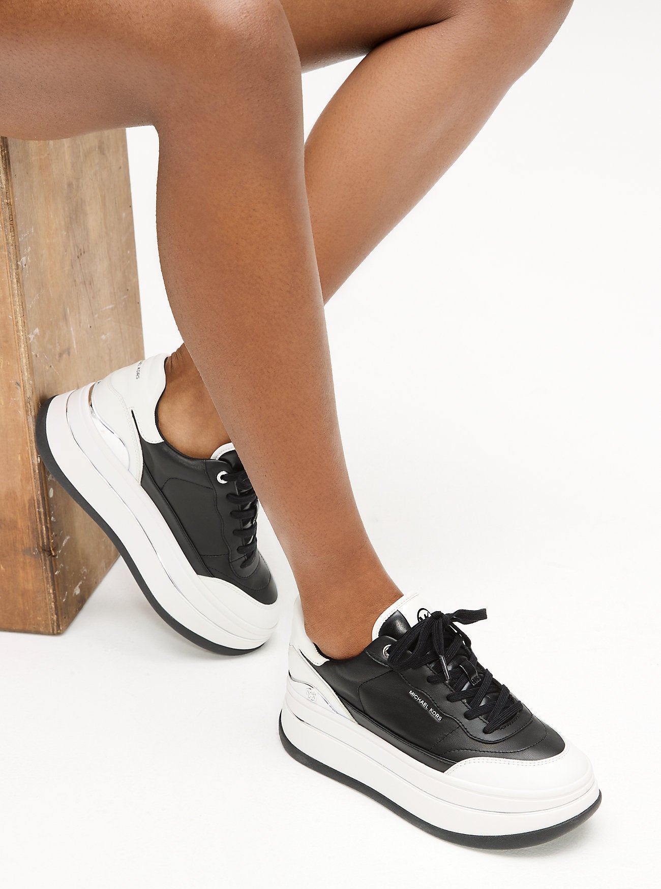 BLACK/WHITE