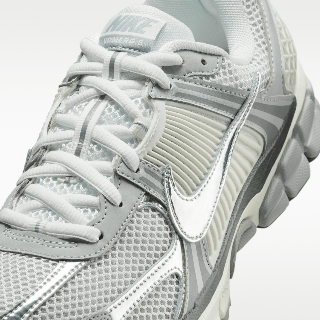 Summit White/Light Smoke Grey/Smoke Grey/Metallic Silver
