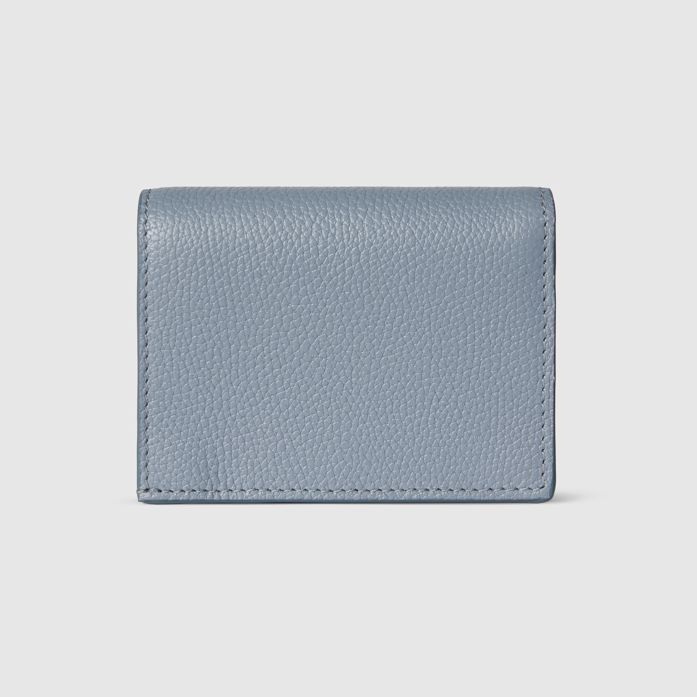 piel azul claro y beige