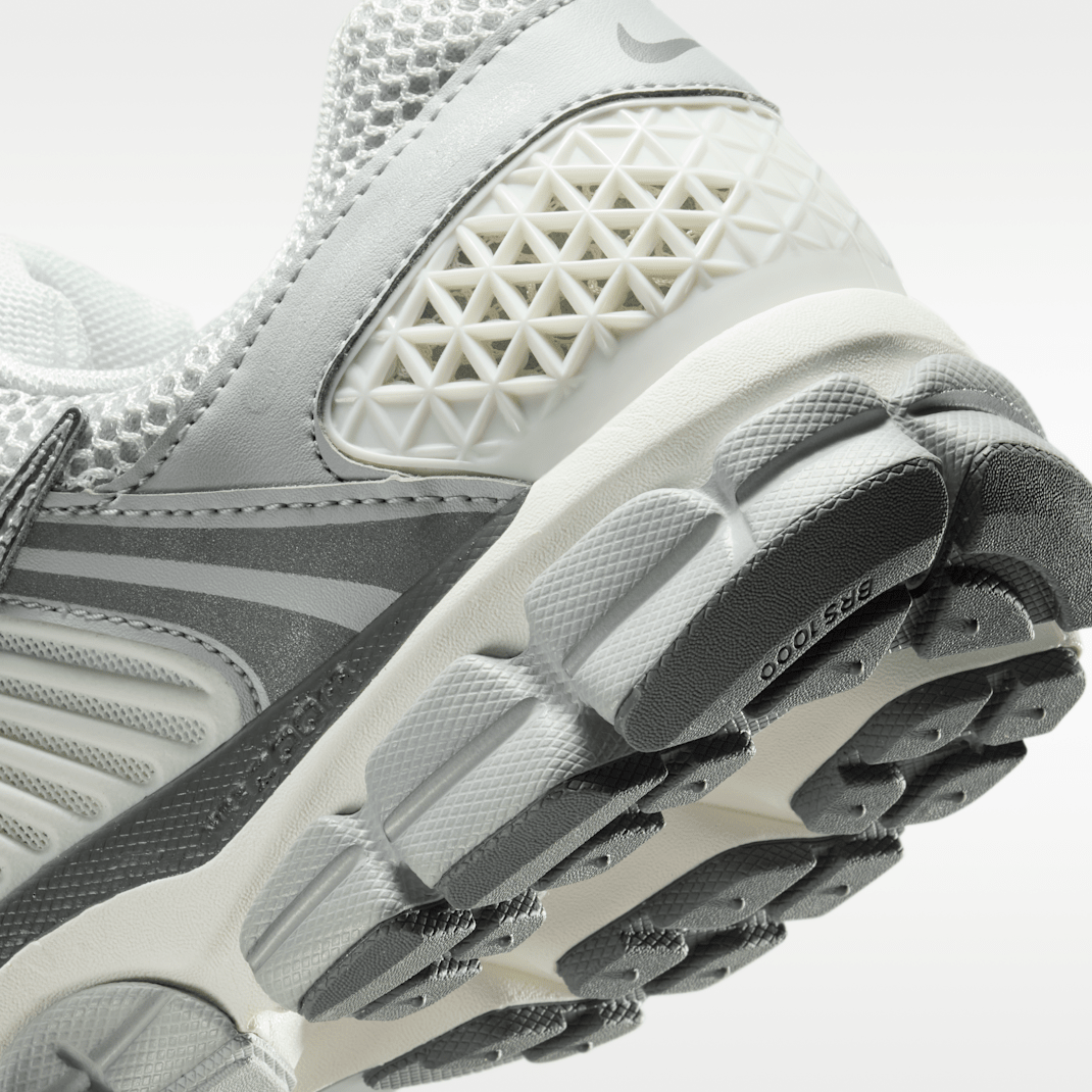 Summit White/Light Smoke Grey/Smoke Grey/Metallic Silver