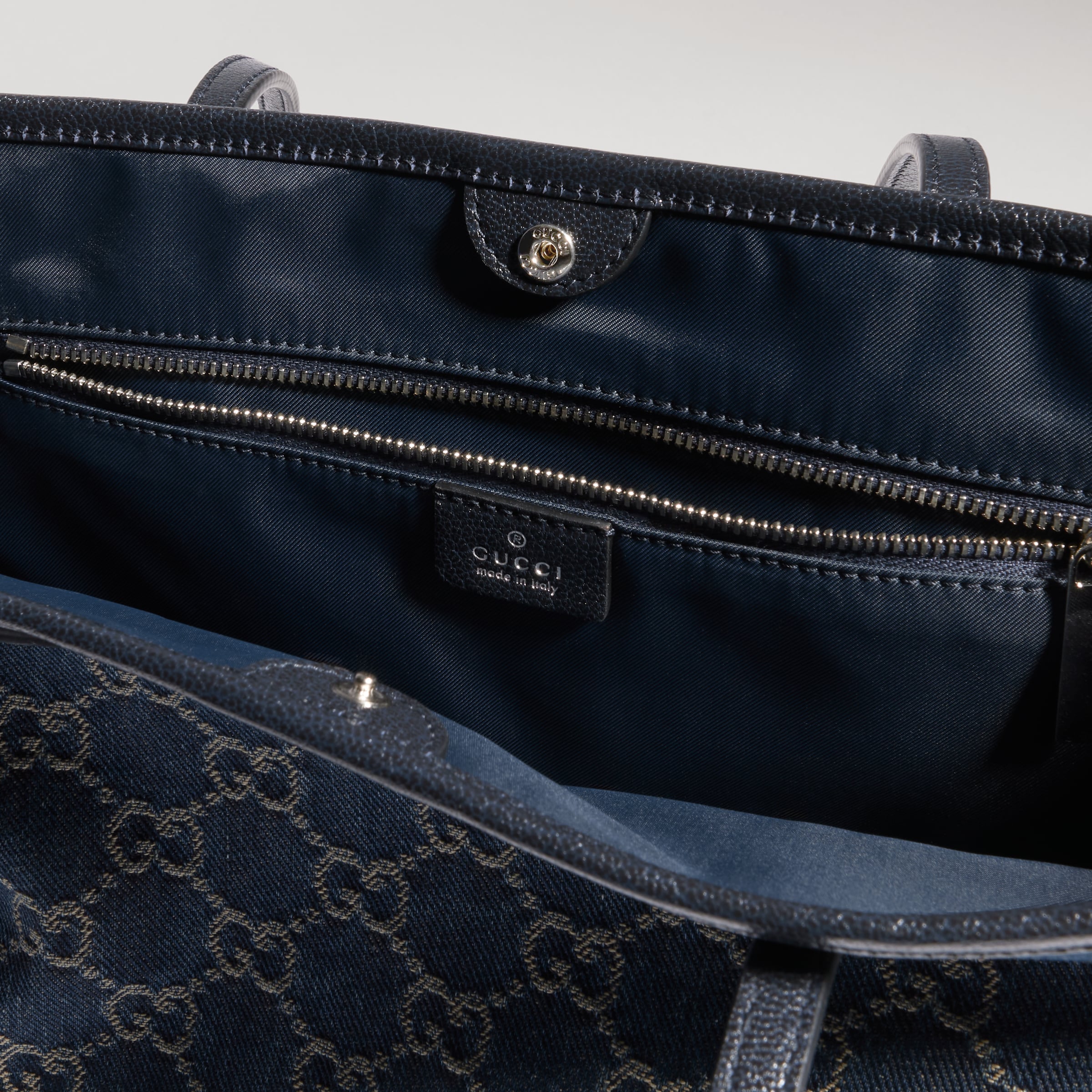 denim azul oscuro con GG