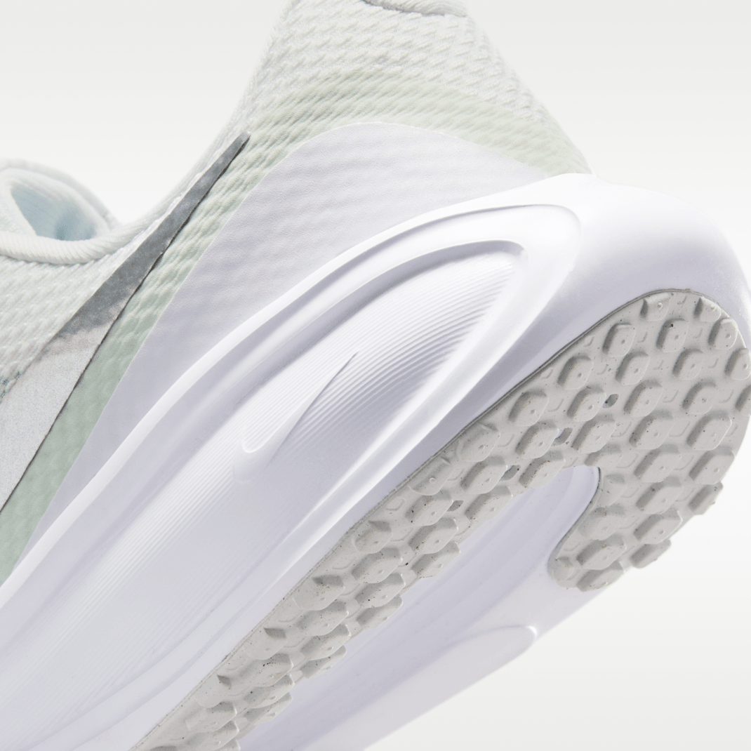 Off White/Barely Green/Malachite/Metallic Silver