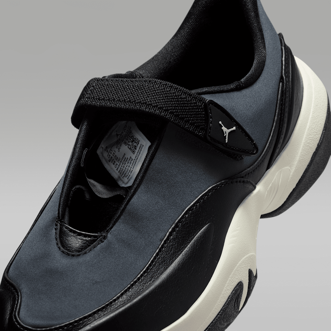 Black/Sail