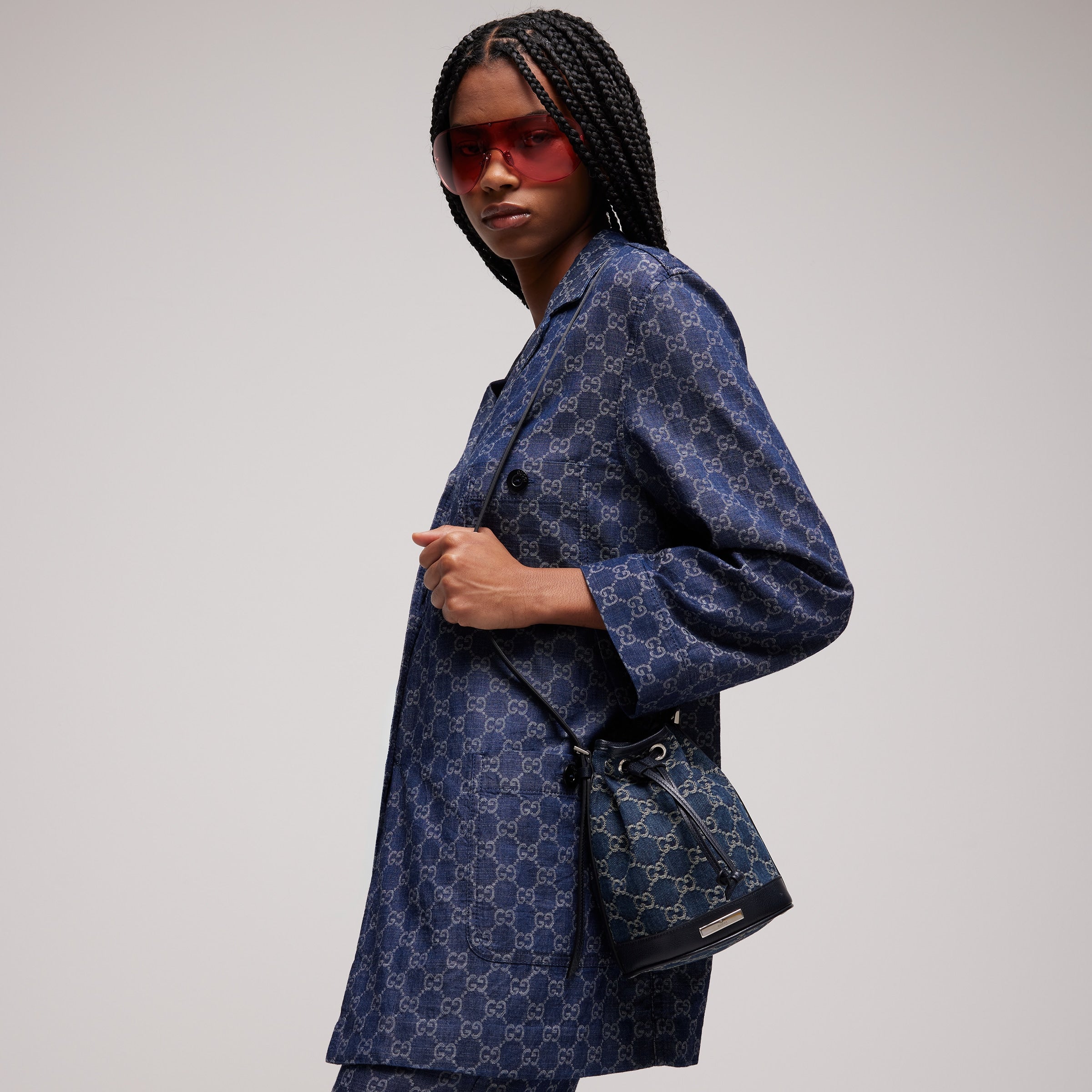 denim azul oscuro con GG