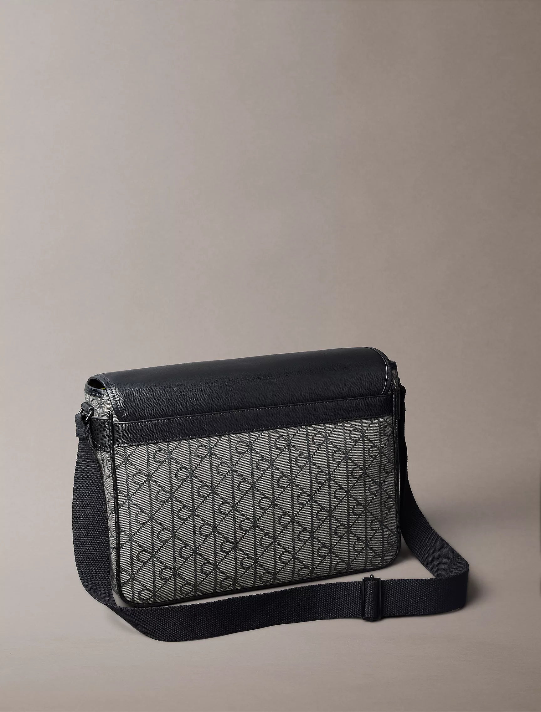 Lotus Beige / Black Aop