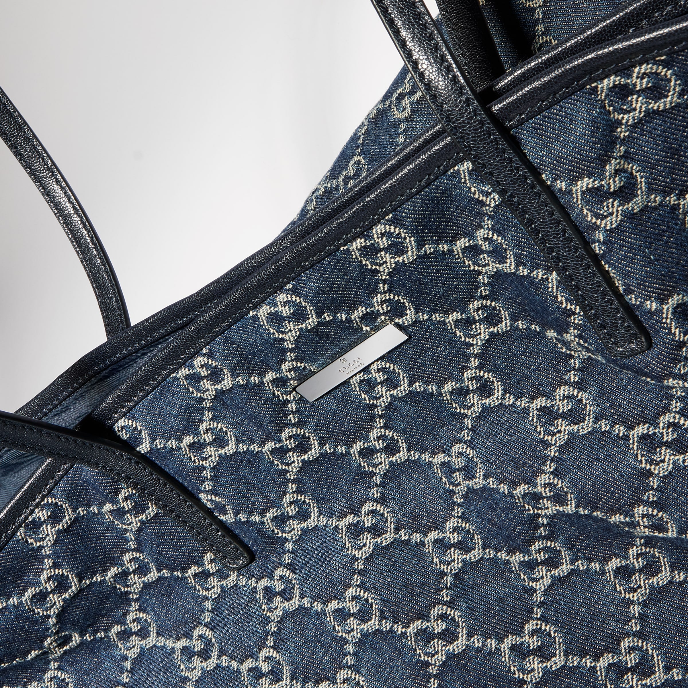 denim azul oscuro con GG