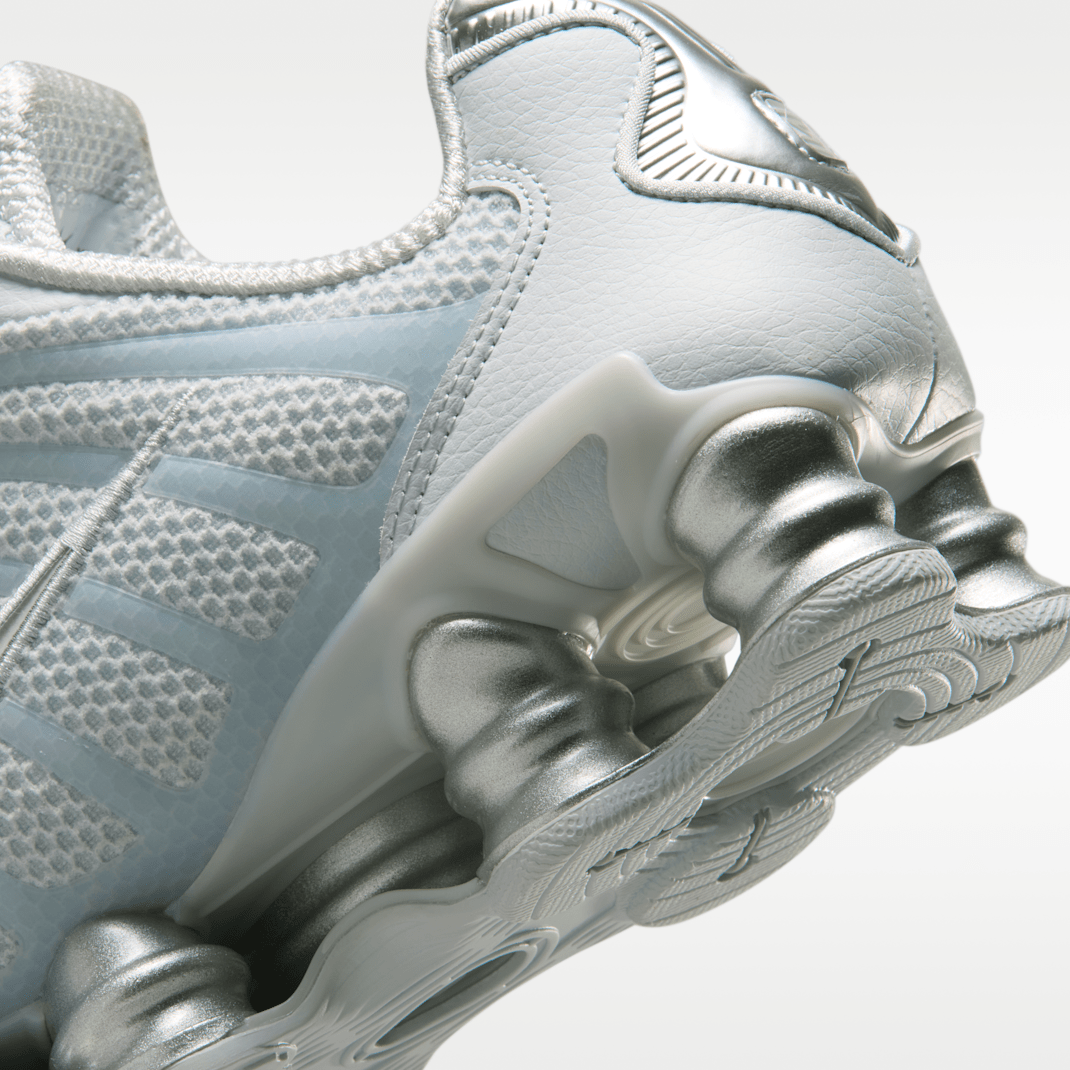 Pure Platinum/Metallic Silver
