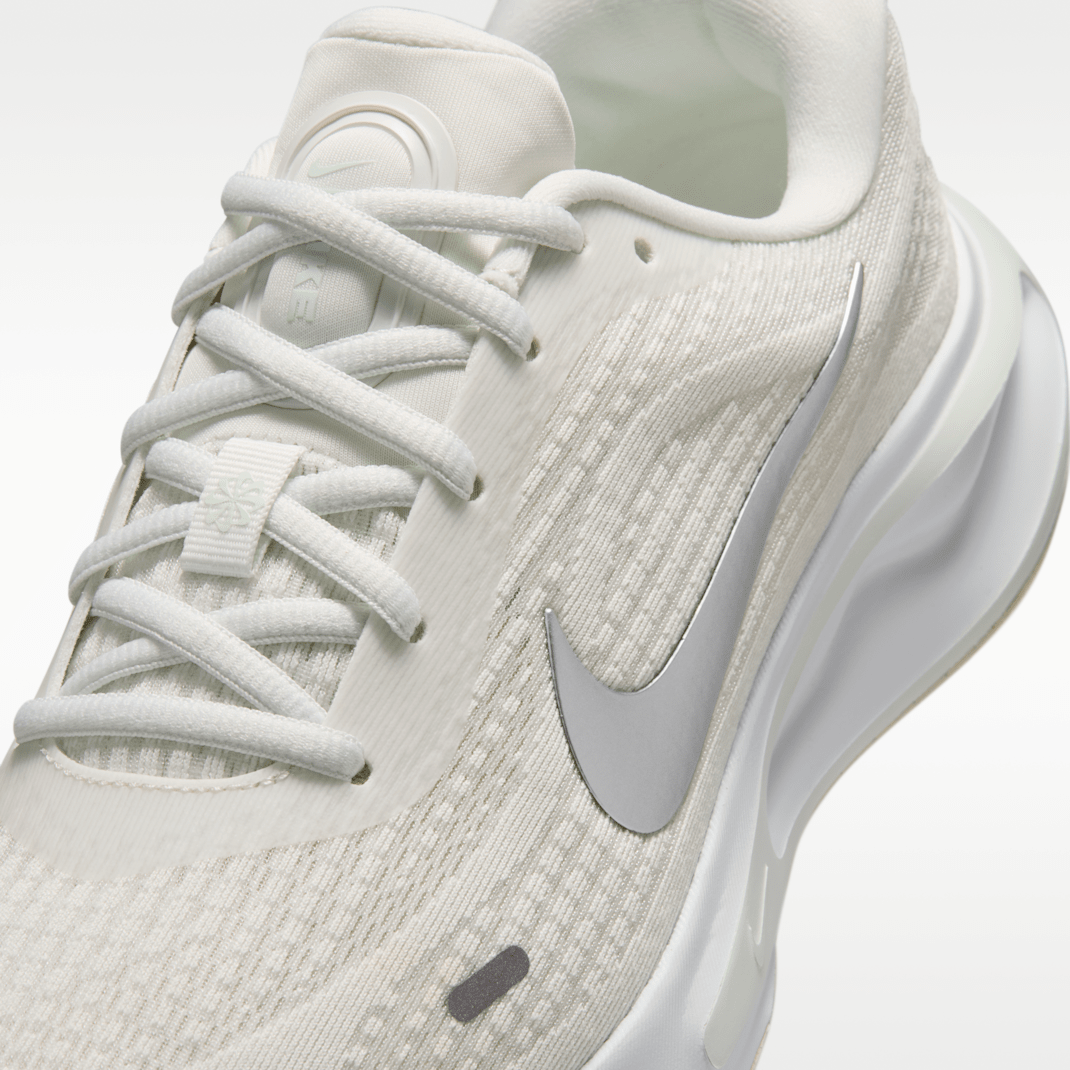 Summit White/Barely Green/White/Metallic Silver