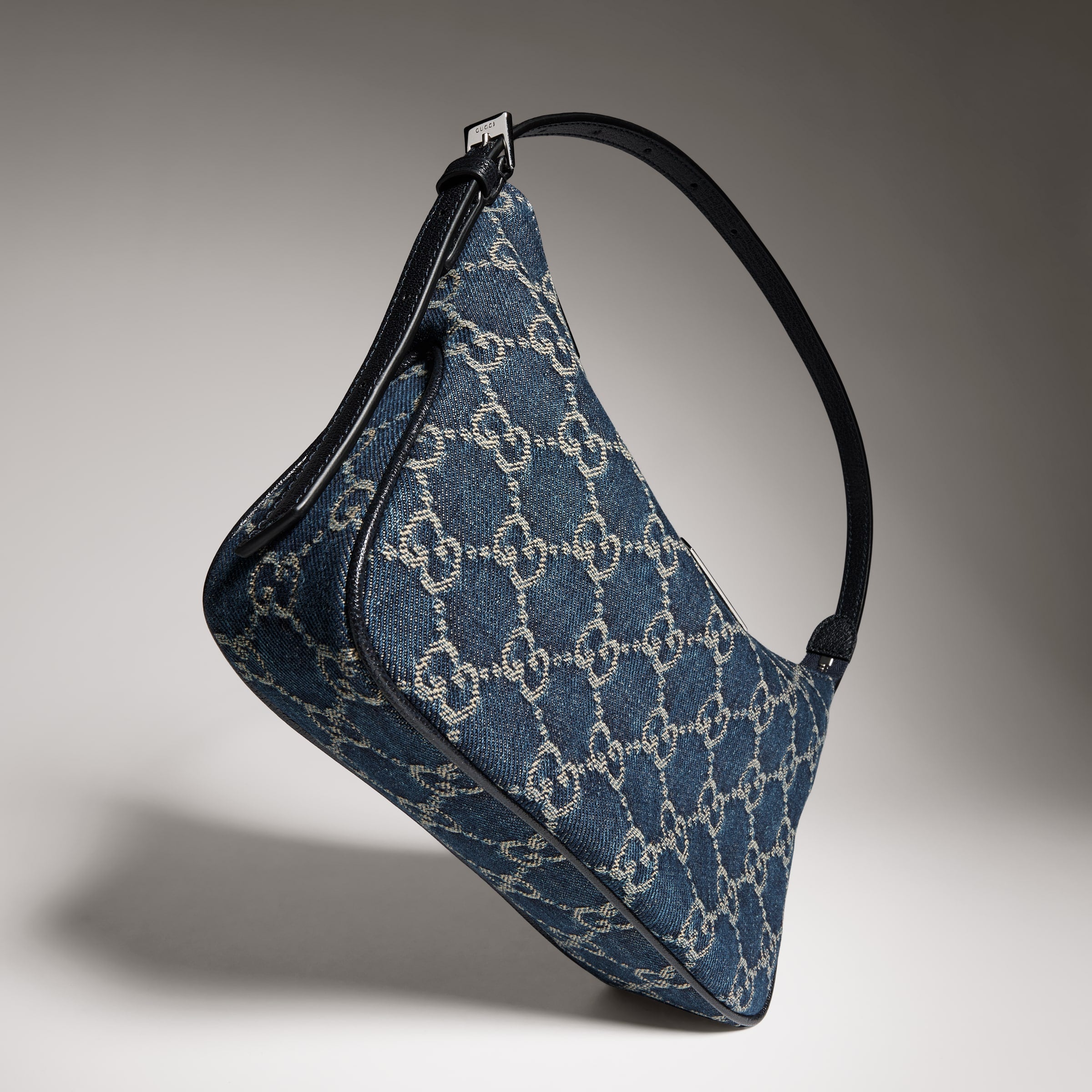 denim azul oscuro con GG