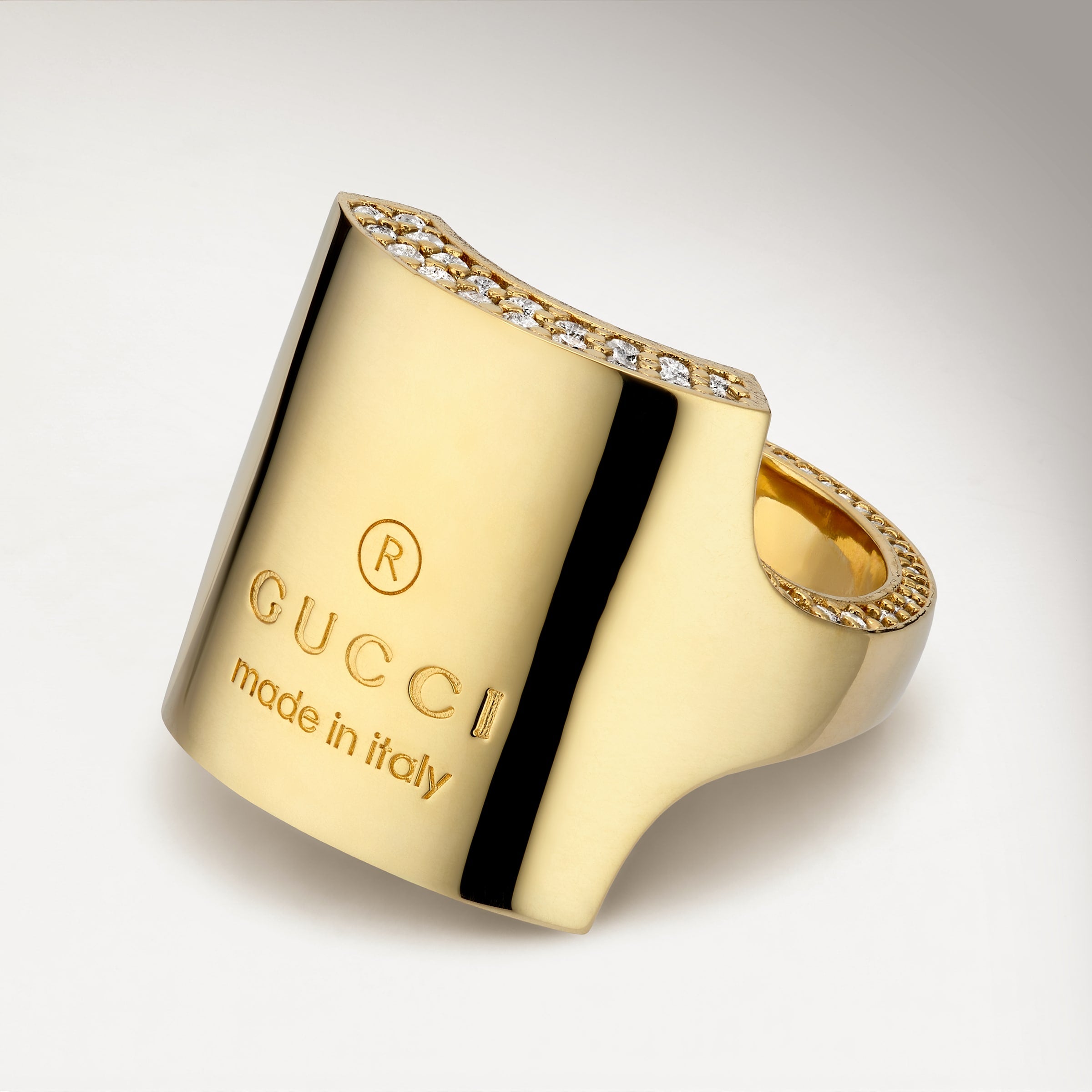 latón en tono dorado