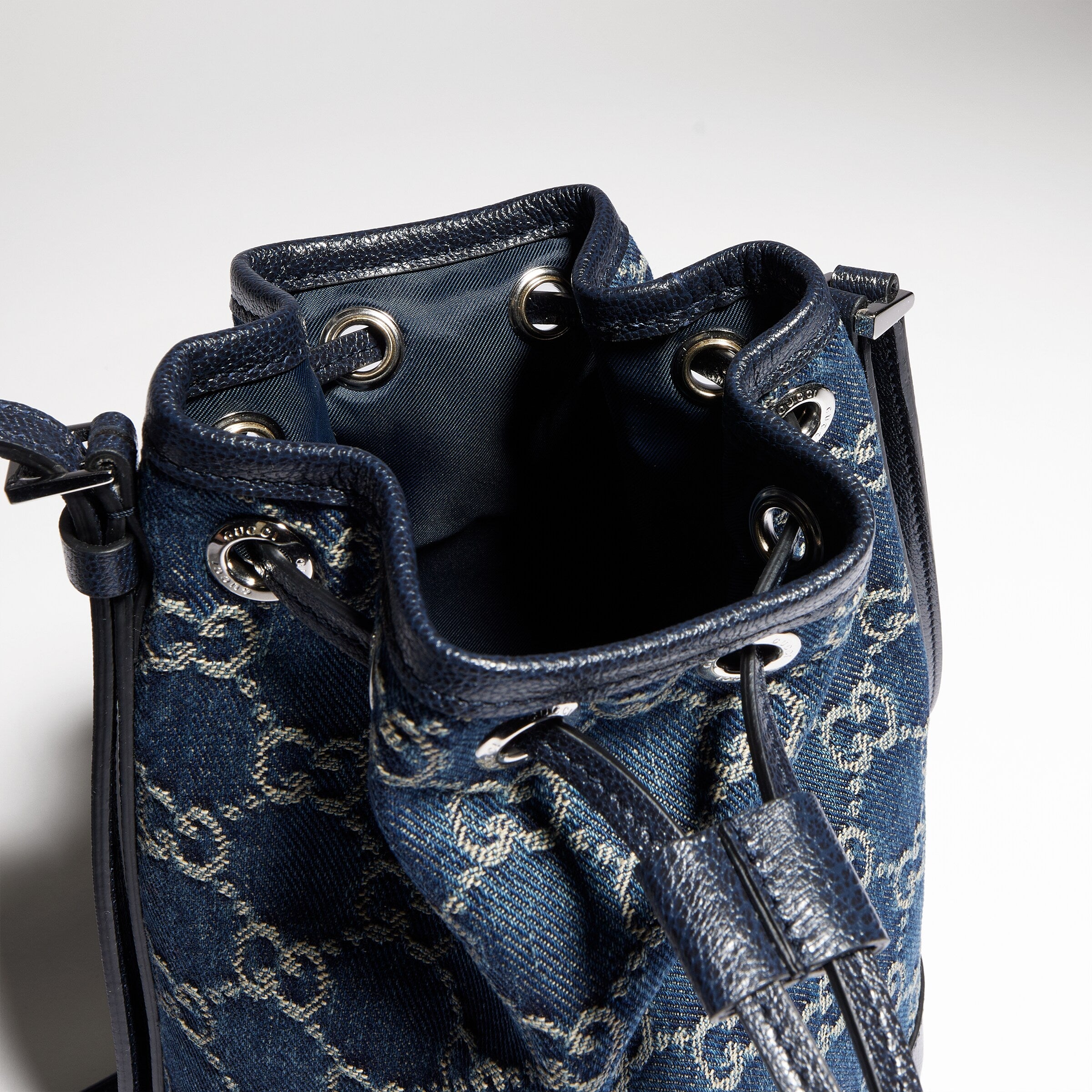 denim azul oscuro con GG