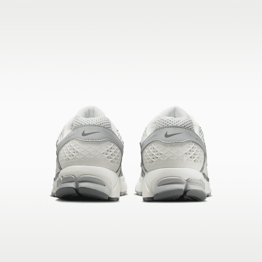 Summit White/Light Smoke Grey/Smoke Grey/Metallic Silver