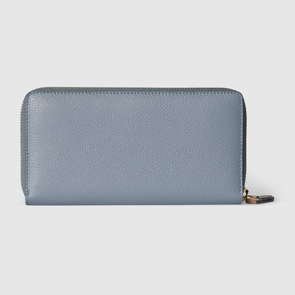 piel azul claro y beige