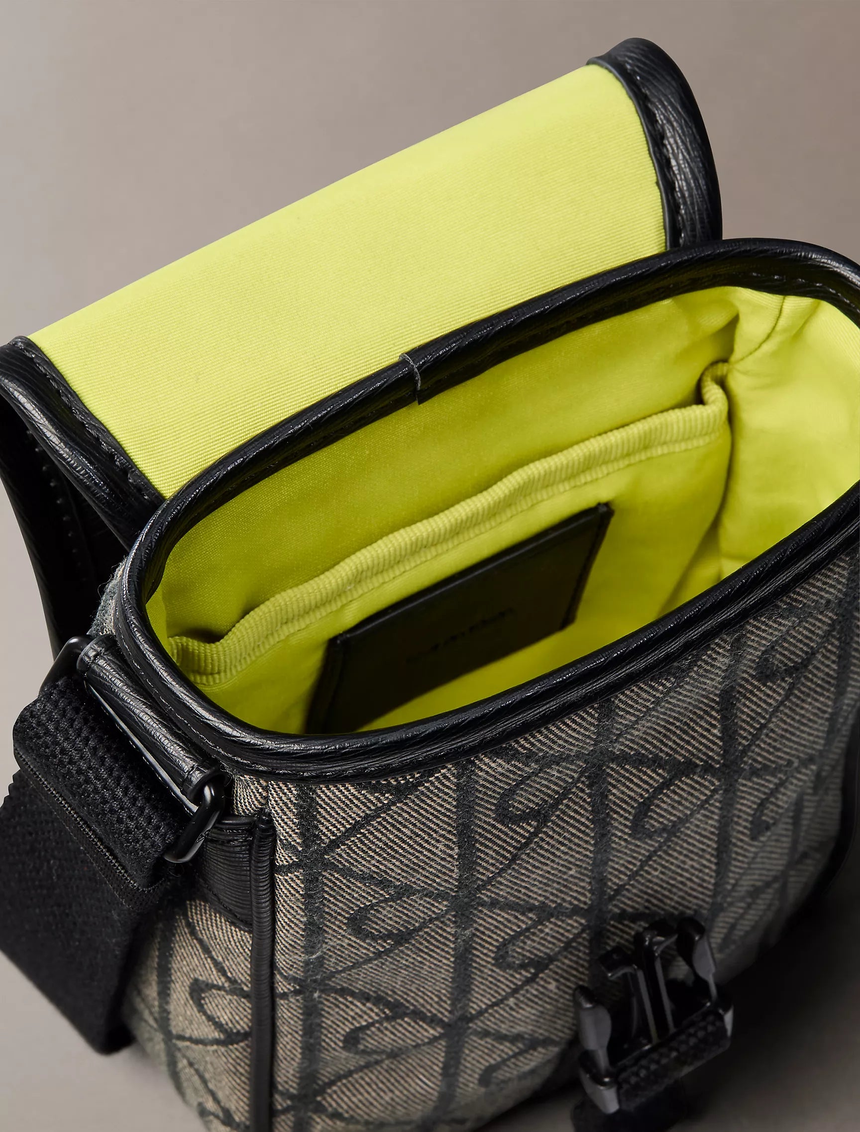 Lotus Beige / Black Aop