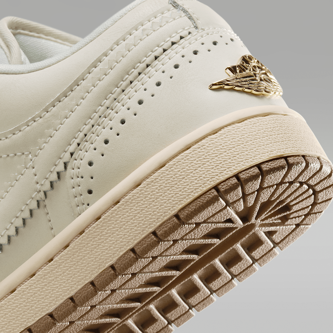 Chalk/Metallic Gold/Pearl White/Chalk