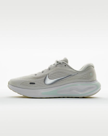Summit White/Barely Green/White/Metallic Silver