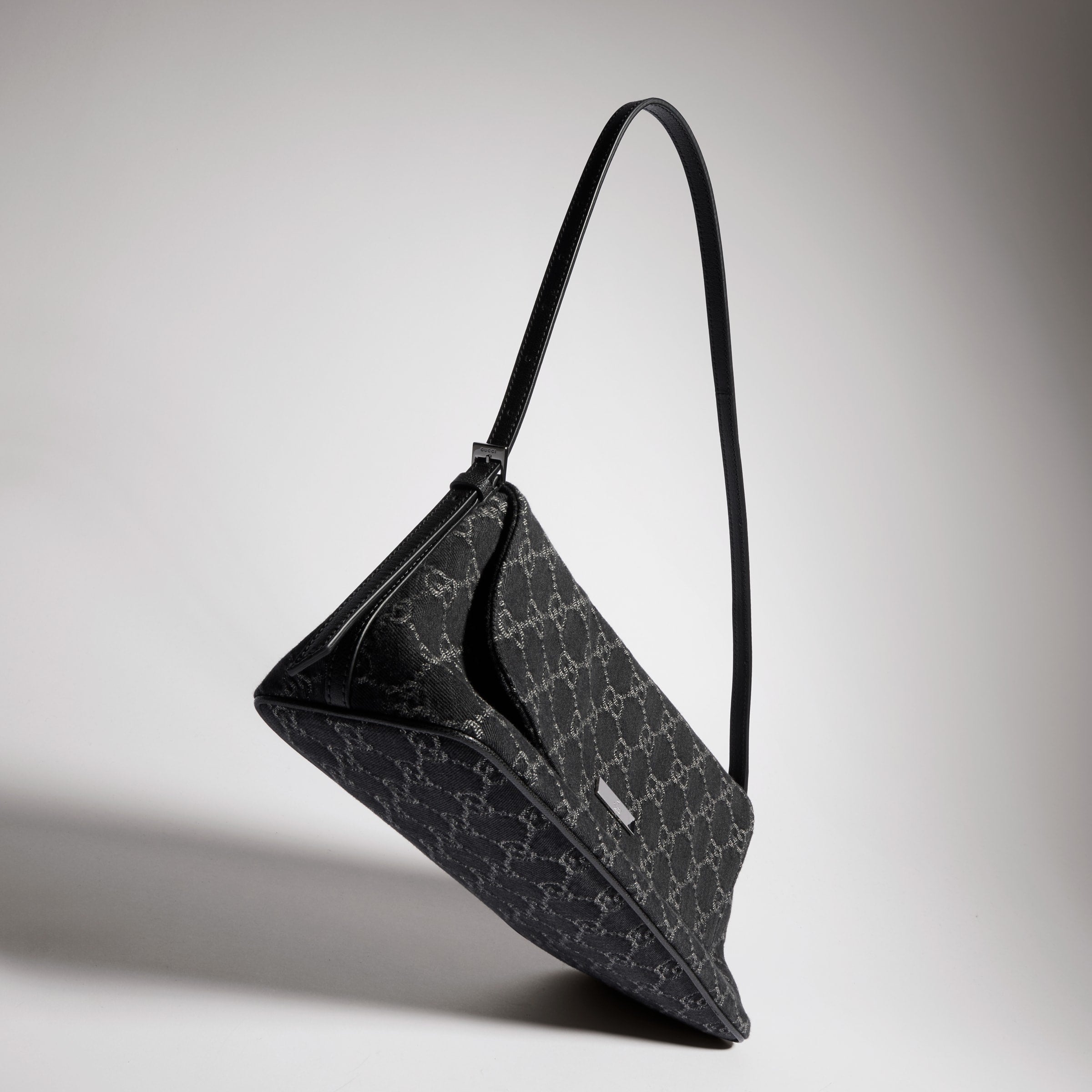 denim negro con GG