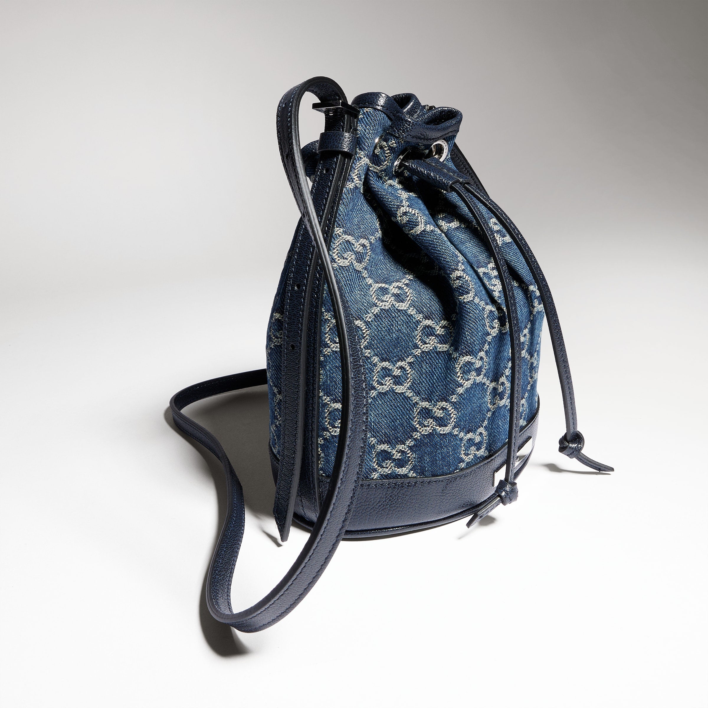 denim azul oscuro con GG