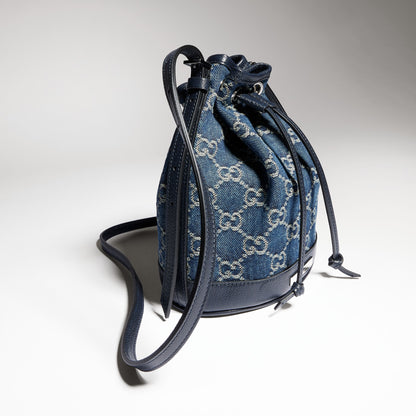 denim azul oscuro con GG