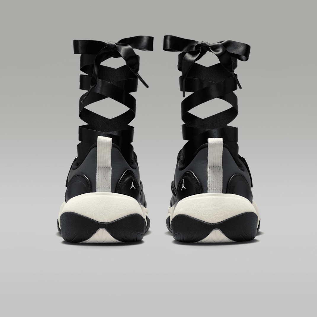 Black/Sail
