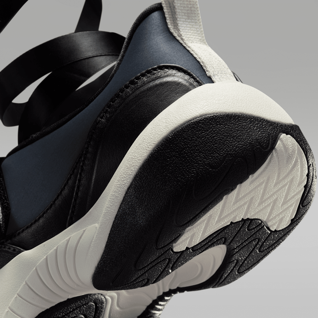 Black/Sail