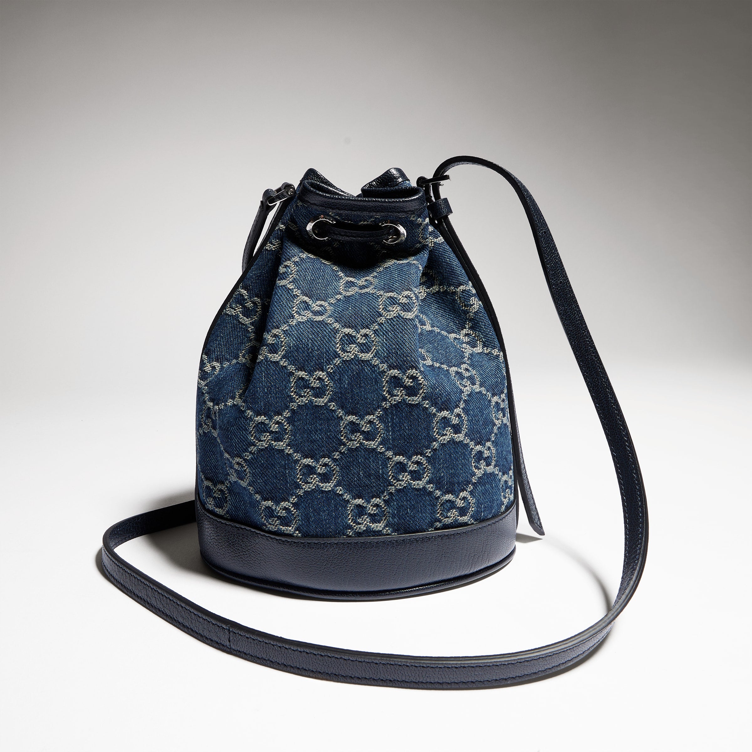 denim azul oscuro con GG