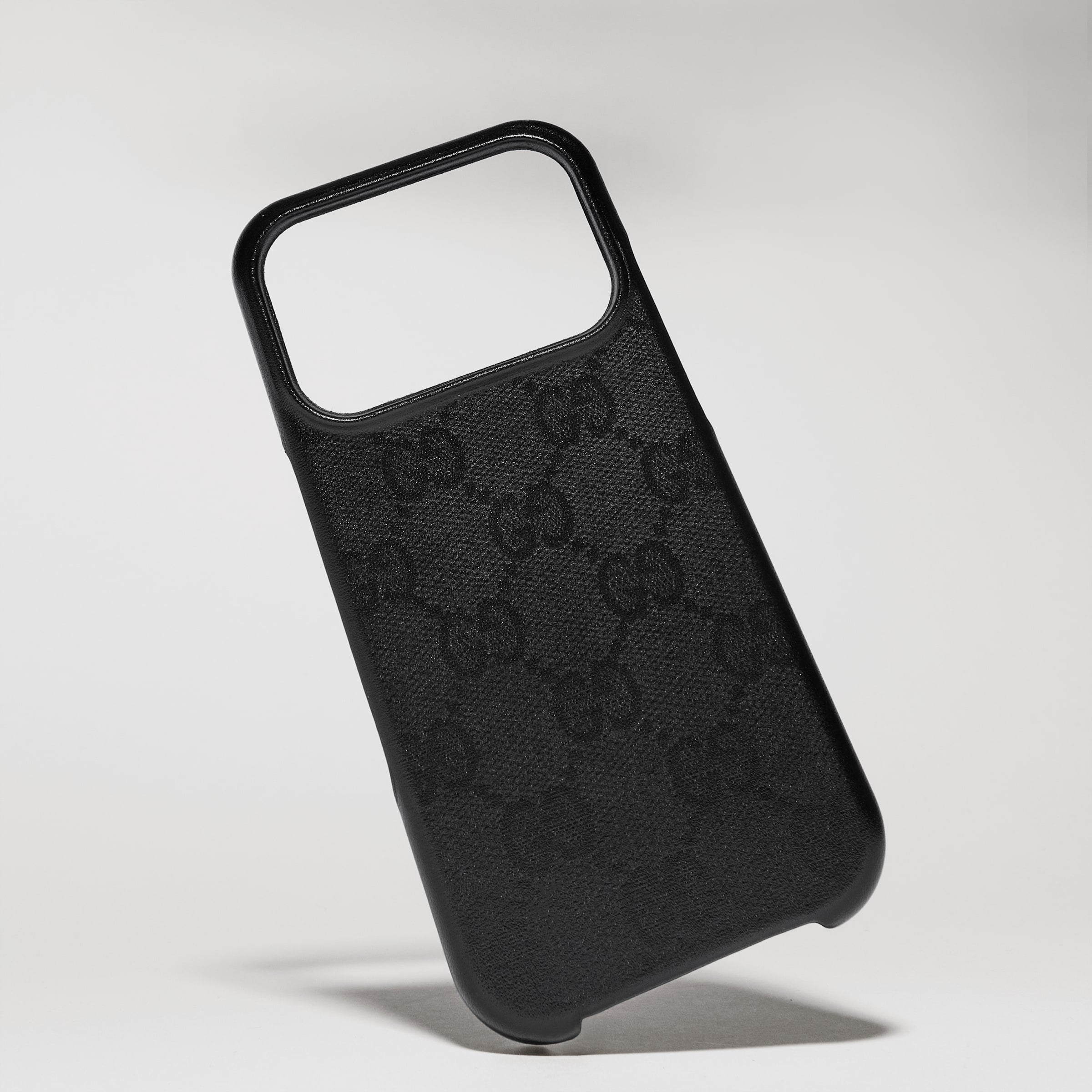 piel con GG negra