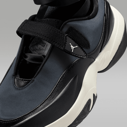 Black/Sail