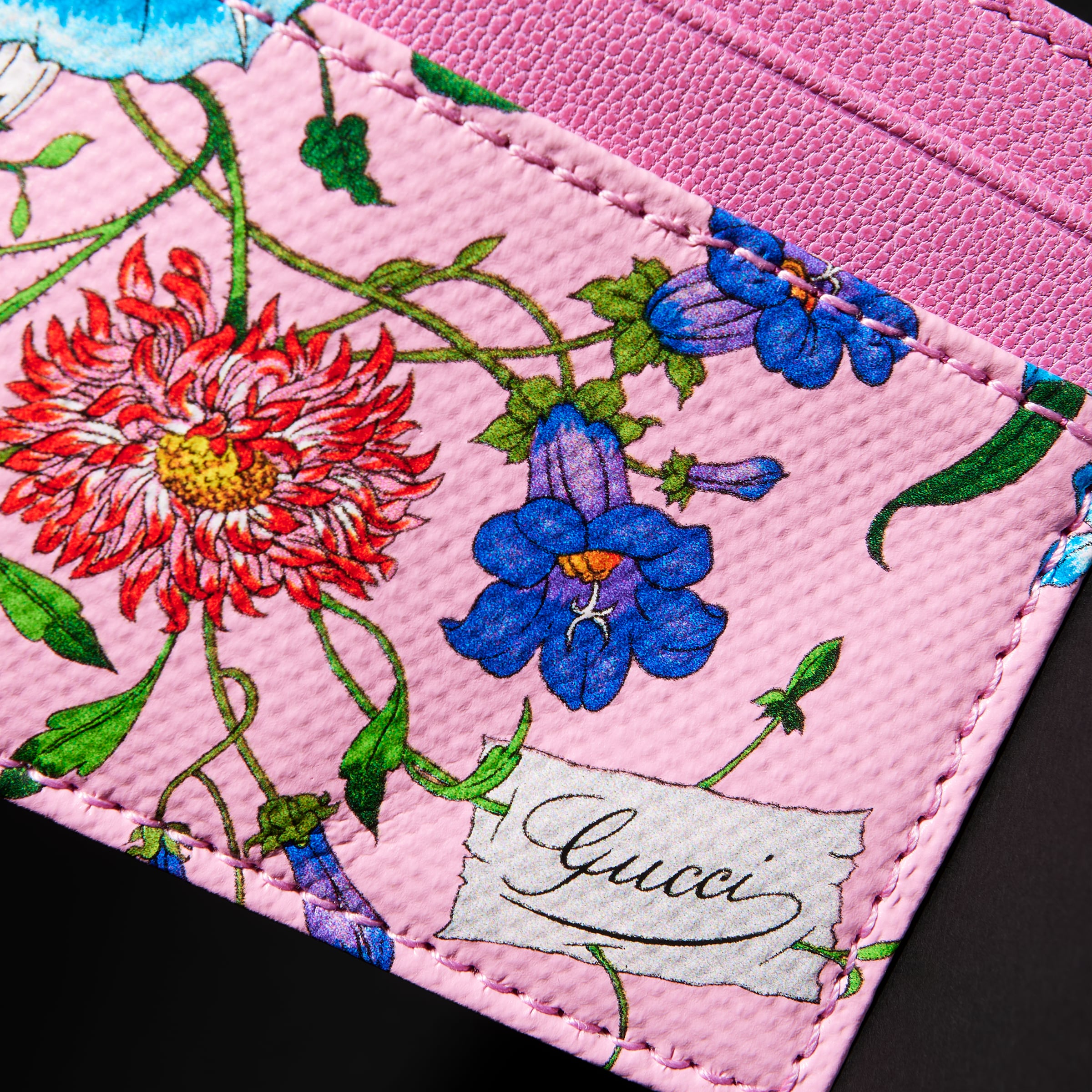 lona rosa y multicolor